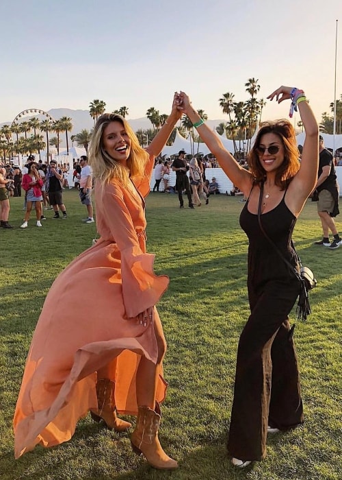 Devin Brugman (desno), kot je vidno, medtem ko je uživala v času s svojo drago prijateljico in poslovno partnerko, Natasha Oakley, v Coachellli v Kaliforniji aprila 2018