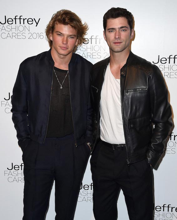 Jordan Barrett a Sean O'Pry na 13. ročníku módnej finančnej zbierky Jeffrey Fashion Cares v apríli 2016