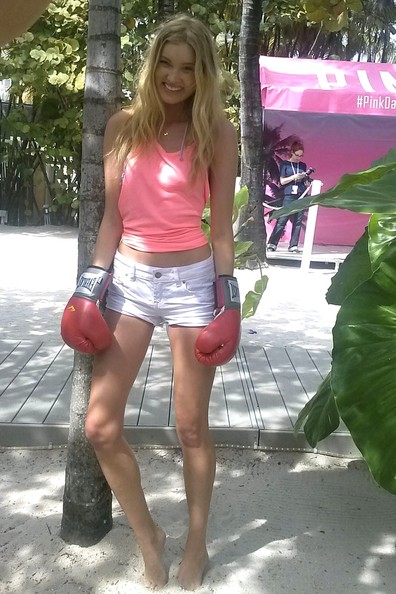 Η Έλσα Χοσκ κατά τη διάρκεια του πάρτι της Victoria's Secret στο Μαϊάμι