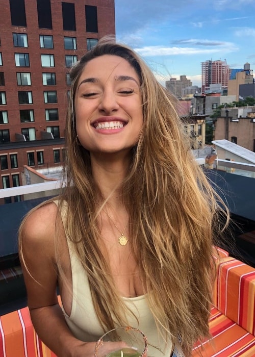 Savannah Montano, ako je vidieť, keď sa široko usmieva na kameru v New Yorku, New York, Spojené štáty v júni 2019