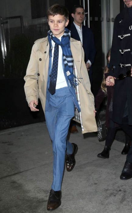 Romeo Beckham opúšťa hotel v New Yorku vo februári 2017