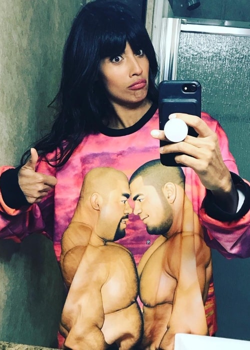 Jameela Jamil na zrkadlovej selfie v októbri 2018