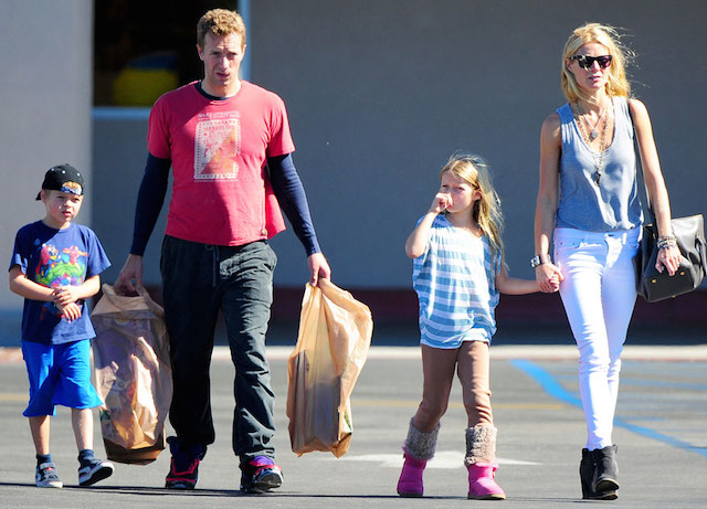 Chris Martin ja Gwyneth Paltrow lasten Applen ja Mooseksen kanssa.