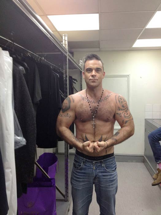 Robbie Williams shirtless krop