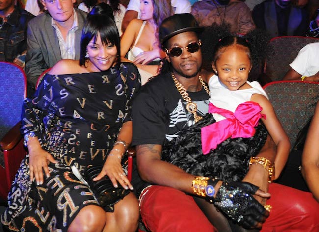 2 Chainz vaimonsa ja tyttärensä kanssa BET Hip Hop Awards 2012 -tapahtumassa