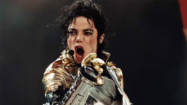 Ο Μάικλ Τζάκσον παίζει σε συναυλία στη Βρέμη της Γερμανίας τον Μάιο του 1997