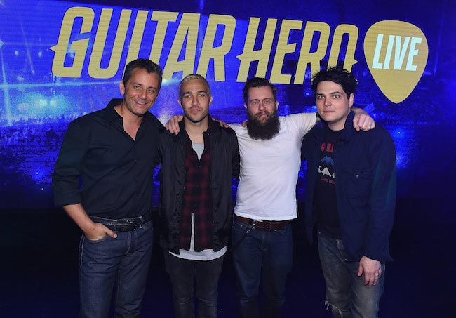 Eric Hirshberg, Pete Wentz, Jamie Jackson ja Gerard Way täysin uuden Guitar Hero Live -pelin julkistamisessa huhtikuussa 2015