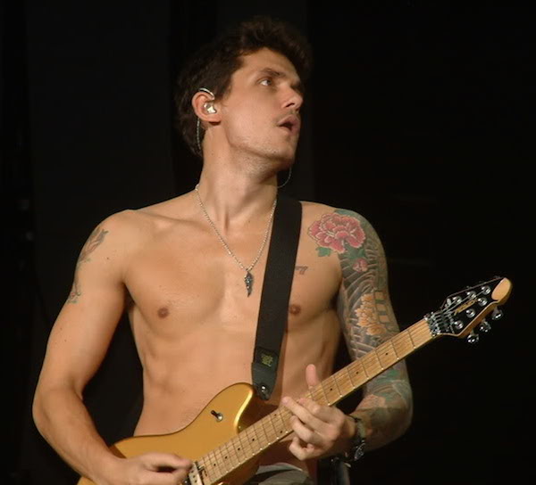 John Mayer shirtløs