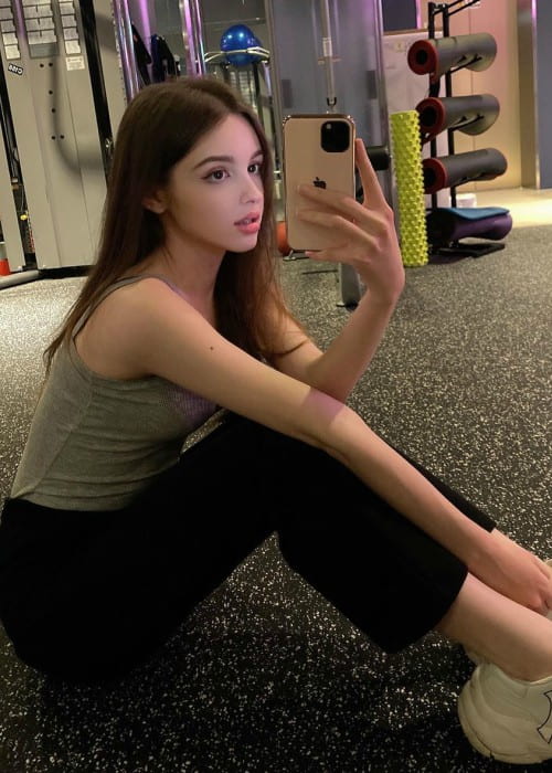 Elina Karimova selfiessä huhtikuussa 2020