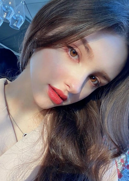 Elina Karimova i en Instagram -selfie set i april 2020