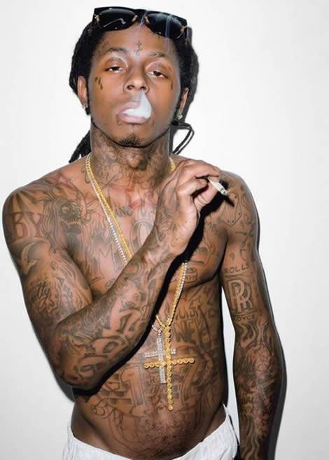 Ο Lil Wayne καπνίζει