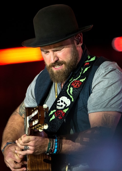 Zac Brown soitti kitaraa The Concert for Valorissa Washingtonissa marraskuussa 2014
