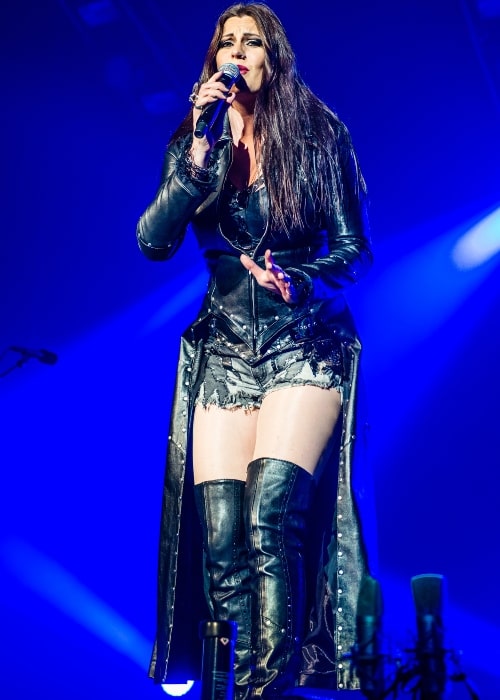 Floor Jansen, kuten näkyy kuvassa, joka on otettu Nightwishin kanssa live -esityksen aikana vuonna 2015