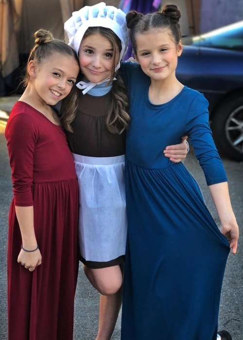 Piper Rockelle (Center) med sine venner på Secret Rose Theatre i februar 2018