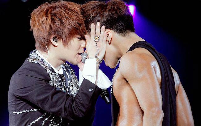 Ο Taemin και ο Jonghyun εμφανίζονται στο SHINee World Concert II στην Ταϊβάν τον Σεπτέμβριο του 2012