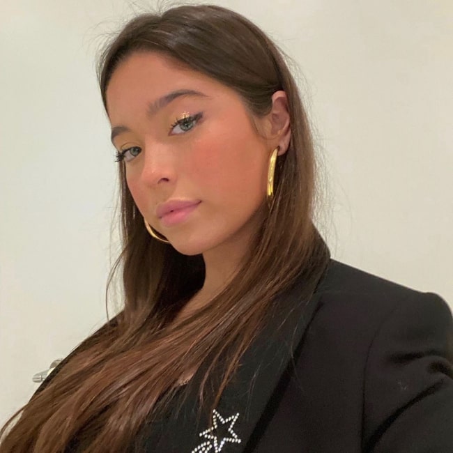 Lola Grace Consuelos nähtynä selfietä ottaessaan helmikuussa 2020