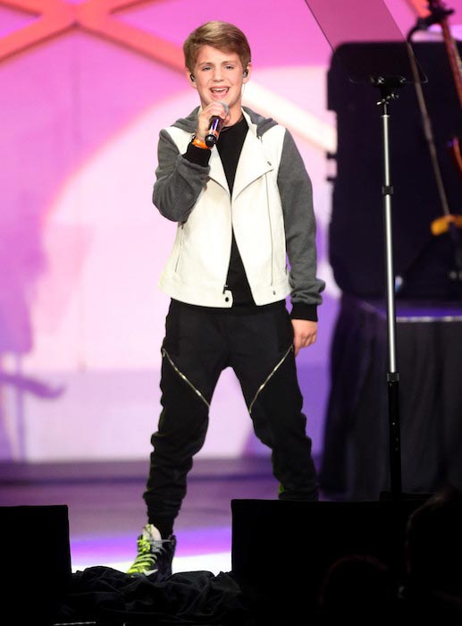 Ο MattyB τραγουδά επί σκηνής στον 22ο ετήσιο αγώνα στο ERASE MS Event στις 24 Απριλίου 2015