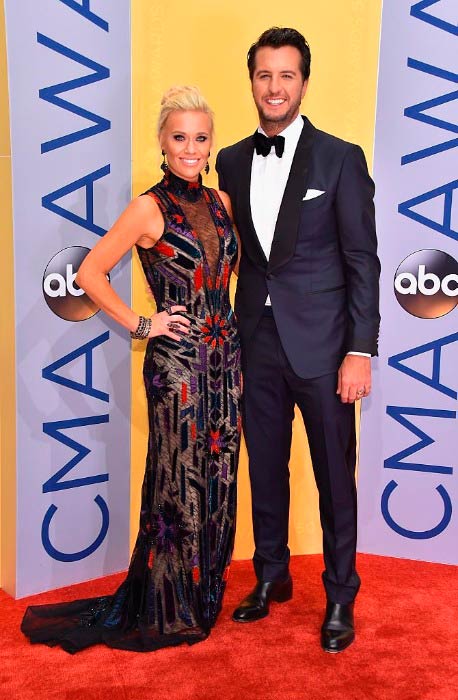 Luke Bryan og Caroline Boyer ved den 50. årlige CMA Awards i november 2016