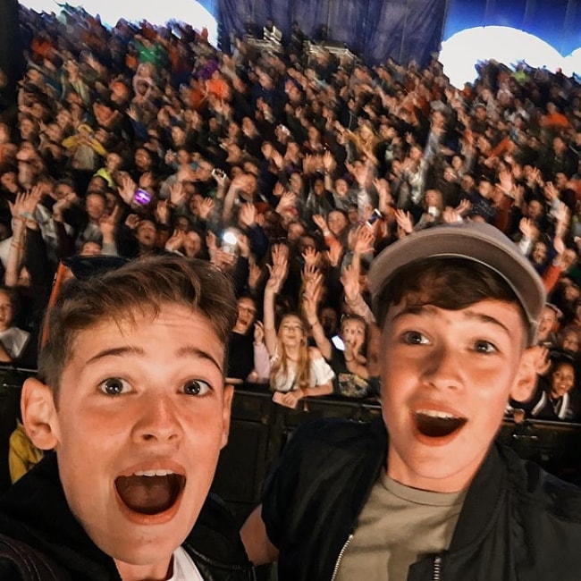 Harvey Mills veljensä Max Millsin kanssa heinäkuussa 2018 otetussa selfiessä