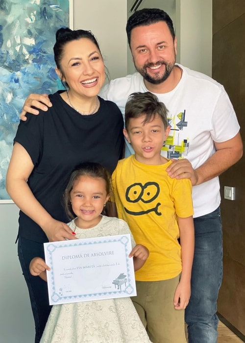Andra som set på et billede taget med hendes mand Cătălin Măruță og deres børn David og Eva i juli 2020