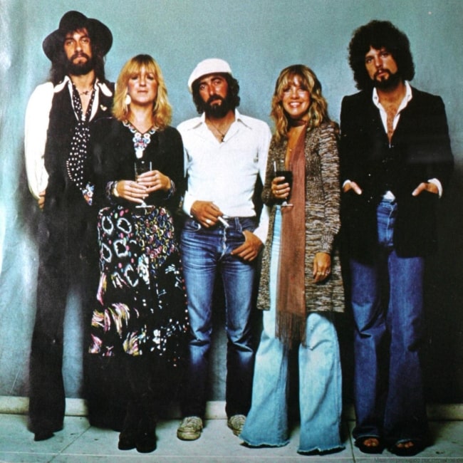 Fleetwood Mac -medlemmer (fra venstre mod højre) Mick Fleetwood, Christine McVie, John McVie, Stevie Nicks og Lindsey Buckingham som set på et billede taget til deres albumcover af Rumours