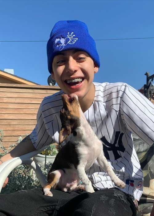 Ο Suigeneris όπως φαίνεται σε μια φωτογραφία που τραβήχτηκε με τον σκύλο του στο Λος Άντζελες της Καλιφόρνια τον Μάρτιο του 2020