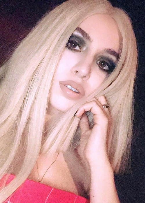 Ava Max v Instagram selfiju, kot je bil viden oktobra 2018