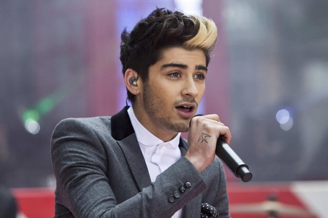 Ο Zayn Malik παίζει από το συγκρότημα One Direction στο Today's Show στη Νέα Υόρκη