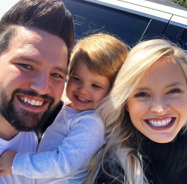Shay Mooney smilede i en selfie sammen med sin familie i oktober 2018