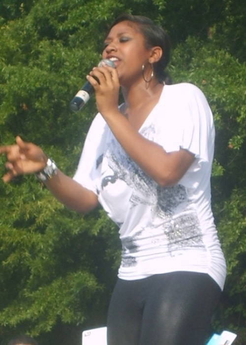 Η Jazmine Sullivan όπως εμφανίστηκε ενώ έπαιζε ζωντανά σε μια συναυλία στην Κολούμπια της Νότιας Καρολίνας το 2008