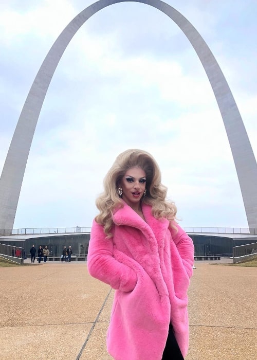 Miz Cracker poserer til kameraet på Gateway Arch i St. Louis, Missouri i marts 2019