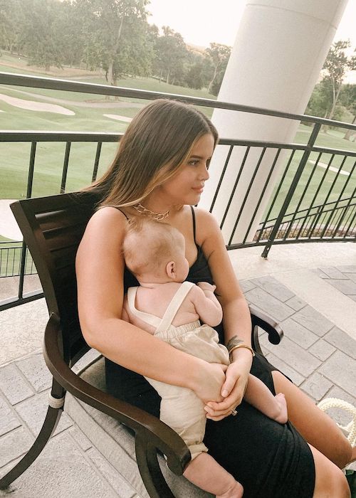 Η Maren Morris με το μωρό της το 2020