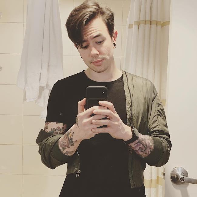 NateWantsToBattle i en selfie på badeværelset i april 2019