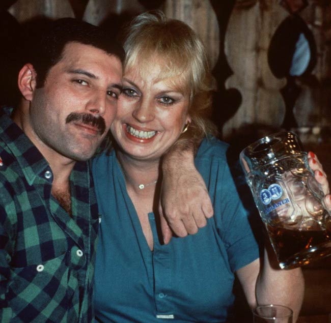 Freddie Mercury og Barbara Valentin poserer i en bar