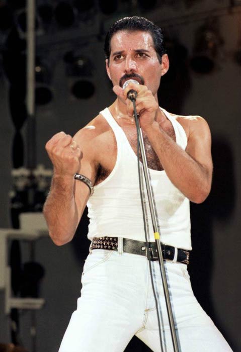 Freddie Mercury, mens han optrådte på scenen i 80'erne