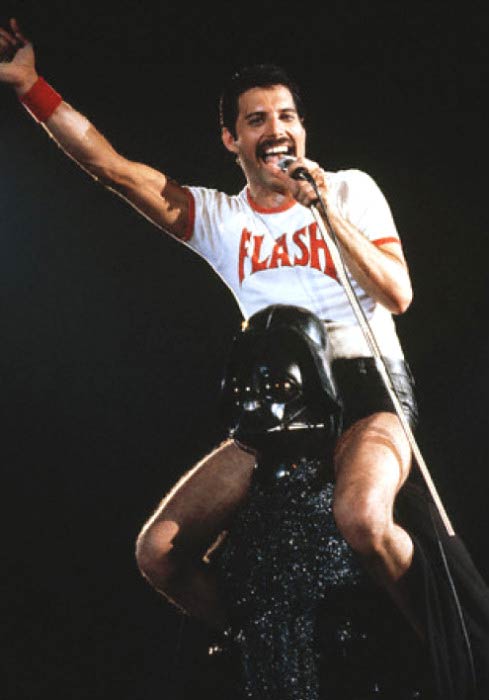 Freddie Mercury vystupuje na hudobnom koncerte v roku 1980