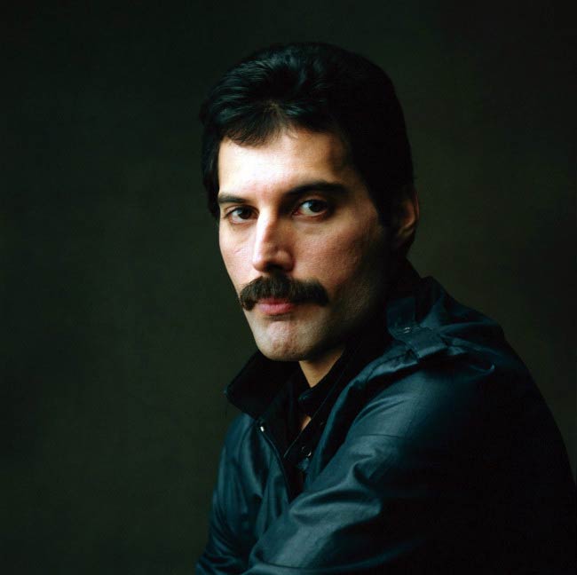 Freddie Mercury poserer til en modelfotografering