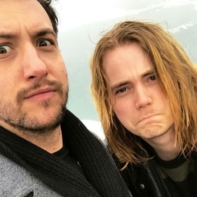 Conor Mason sett på en selfie tatt med Nothing But Thieves -bassist Philip Blake i mars 2018