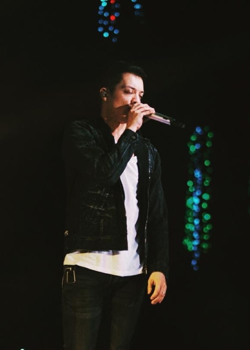 Bamboo Mañalac sett på et bilde tatt under en konsert 21. november 2015