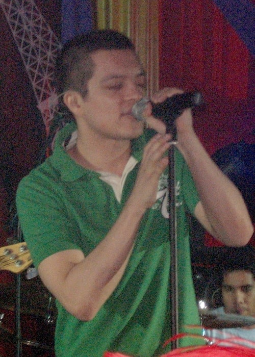 Bamboo Mañalac som sett på et bilde tatt under en konsert 3. desember 2006