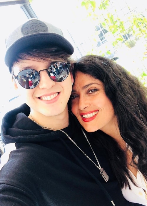 Ο Christopher Vélez σε selfie με τη Salma Hayek τον Αύγουστο του 2018