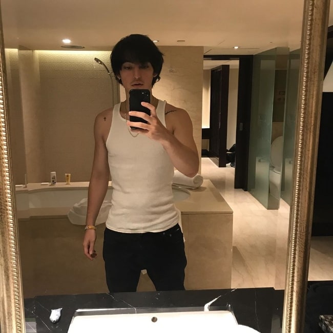 Ο Joji όπως φαίνεται ενώ έβγαζε μια selfie καθρέφτη τον Αύγουστο του 2019