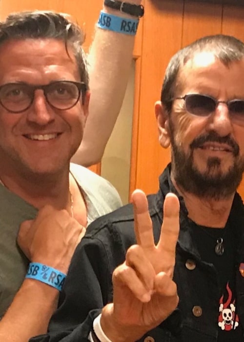 Raúl Esparza med den legendariske trommeslageren Ringo Starr, sett i august 2019