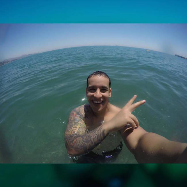 Ο μπαμπάς Γιάνκι κάνει τον ελεύθερο χρόνο του στην ισπανική θάλασσα στη Μάλαγα της Ισπανίας τον Ιούλιο του 2015