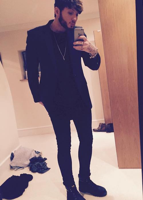 James Arthur vyzerá elegantne na zrkadlovom selfie v októbri 2015