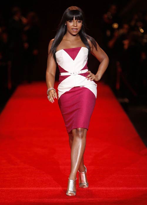 Ashanti κατά τη διάρκεια μιας βόλτας με ράμπα στο The Heart Truth Fashion Show 2008