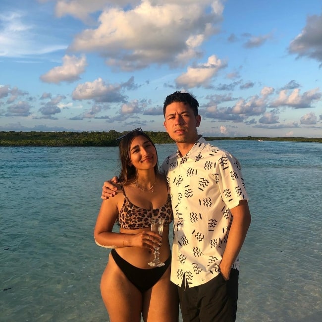 Ο Νόελ Μίλερ όπως φαίνεται ενώ ποζάρει για μια φωτογραφία με εκπληκτικό σκηνικό μαζί με την Αλιένα στις Μπαχάμες τον Ιούλιο του 2019