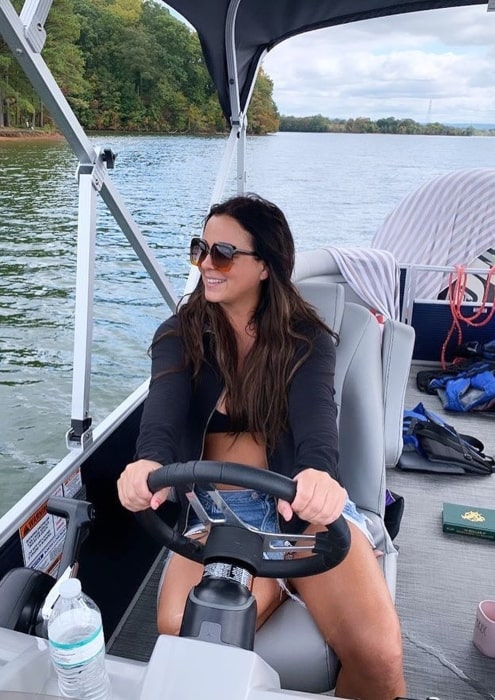 Sara Evans pitää hauskaa järvellä lokakuussa 2020