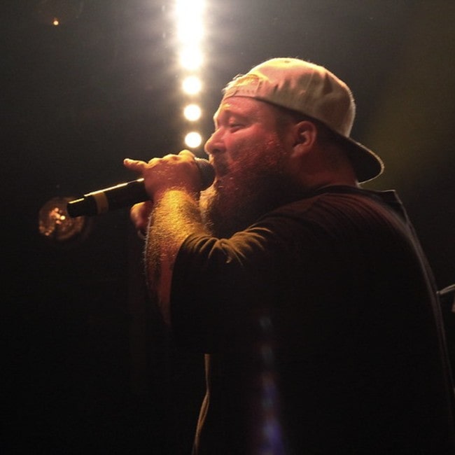 Action Bronson esiintyy livenä Pariisissa, kuten nähtiin heinäkuussa 2013