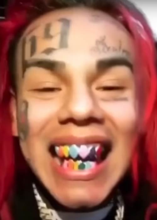6ix9ine viser sine tænder, mens han talte om sin fortid i 2018